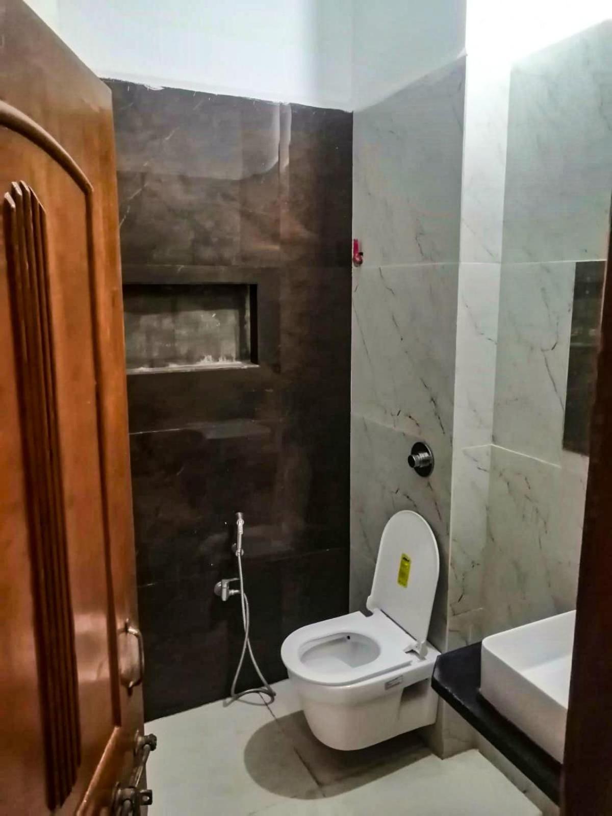 Hotel Pleasure Landmark Ujjain Extérieur photo