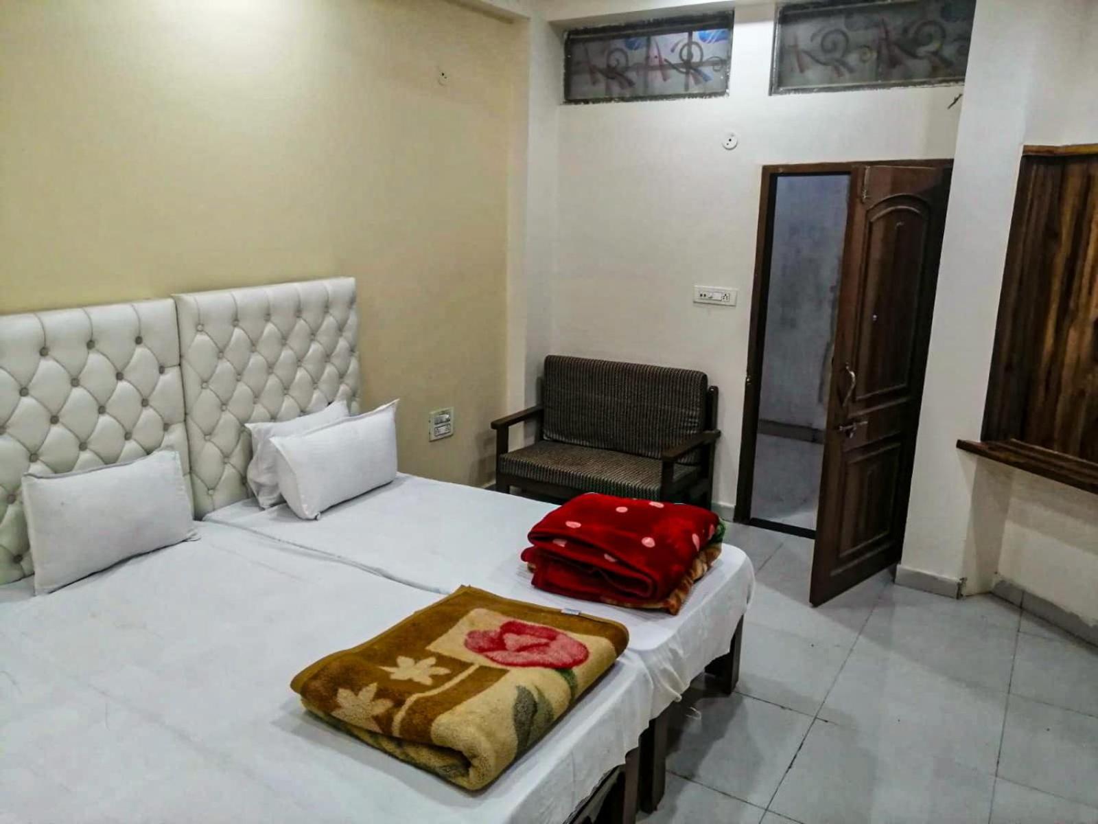 Hotel Pleasure Landmark Ujjain Extérieur photo