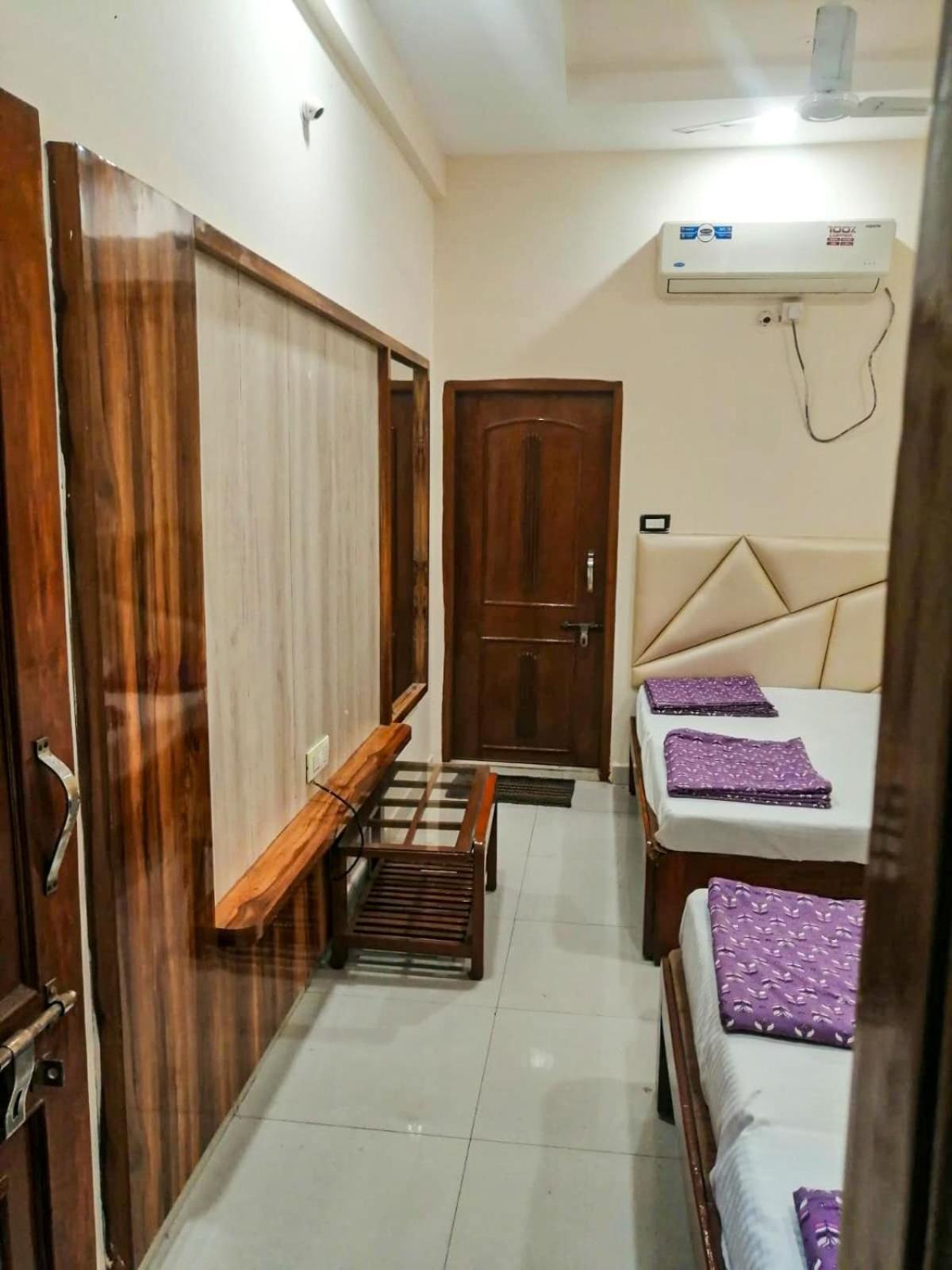 Hotel Pleasure Landmark Ujjain Extérieur photo